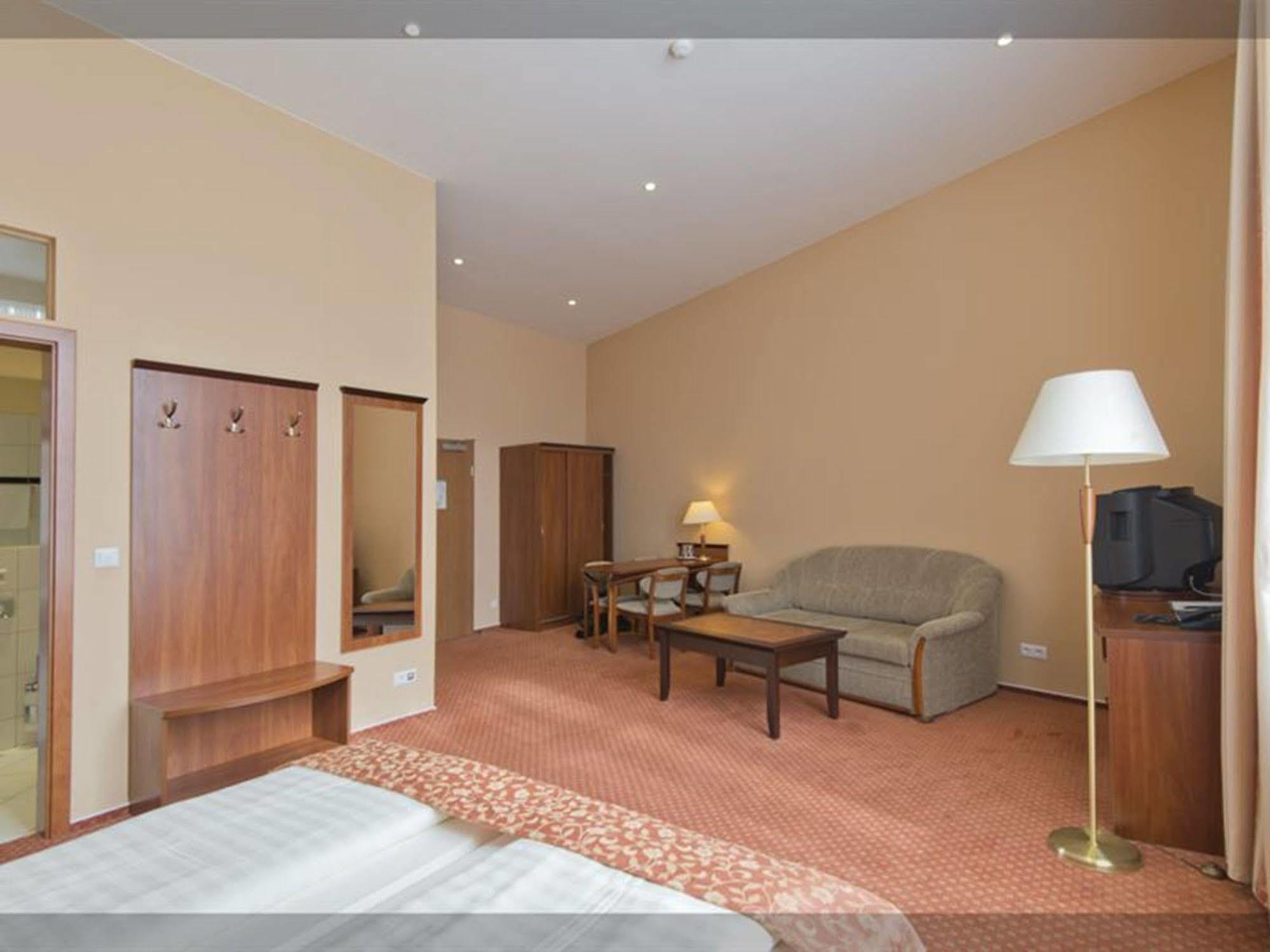 Rewari Hotel Berlín Exterior foto